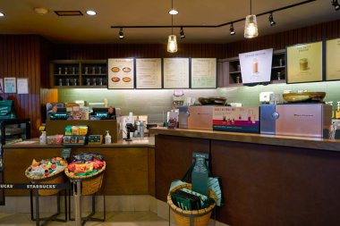 KUALA LUMPUR, MALAYSIA - CIRCA MARCH, 2023: Kuala Lumpur 'daki Starbucks Kahvesi' nin iç çekimi.