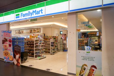 KUALA LUMPUR, MALAYSIA - CIRCA MARCH, 2023: KLIA2 havaalanındaki FamilyMart marketine giriş. Family ilyMart, Ltd. bir Japon market zinciri..