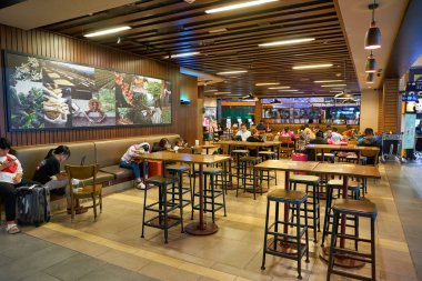 KUALA LUMPUR, MALAYSIA - CIRCA MARCH, 2023: Kuala Lumpur 'daki Starbucks Kahvesi' nin iç çekimi.