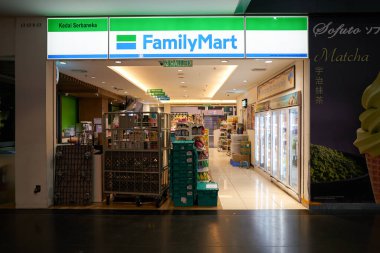 KUALA LUMPUR, MALAYSIA - CIRCA MARCH, 2023: KLIA2 havaalanındaki FamilyMart marketine giriş. Family ilyMart, Ltd. bir Japon market zinciri..