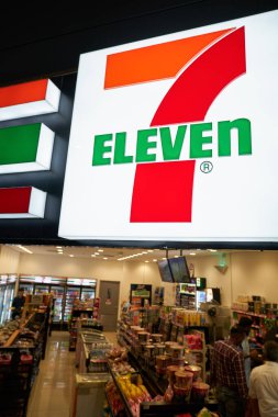 KUALA LUMPUR, MALAYSIA - CIRCA MARCH, 2023: 7-eleven tabelası KLIA2 'deki market girişinin üzerinde.