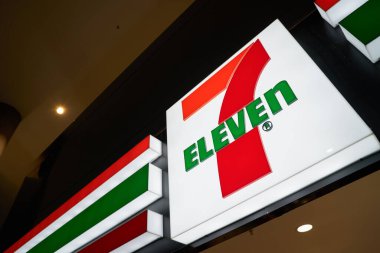 KUALA LUMPUR, MALAYSIA - CIRCA MARCH, 2023: KLIA2 'deki bakkal girişinin üzerinde 7-11 işareti yakın çekim.
