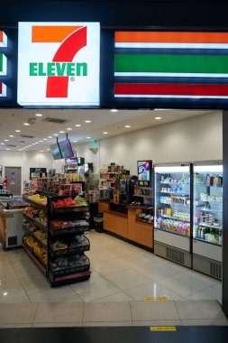 KUALA LUMPUR, MALAYSIA - CIRCA MARCH, 2023: 7-eleven tabelası KLIA2 'deki market girişinin üzerinde.