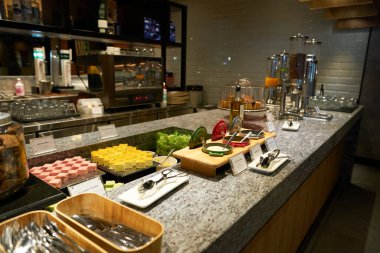 KUALA LUMPUR, MALAYSIA - CIRCA MARCH, 2023: KLIA2 havaalanındaki Plaza Premium Lounge 'da.