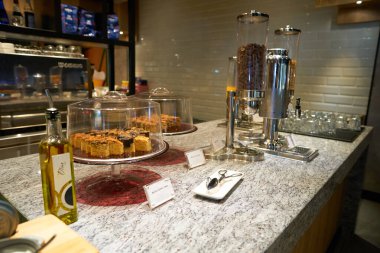 KUALA LUMPUR, MALAYSIA - CIRCA MARCH, 2023: KLIA2 havaalanındaki Plaza Premium Lounge 'da.