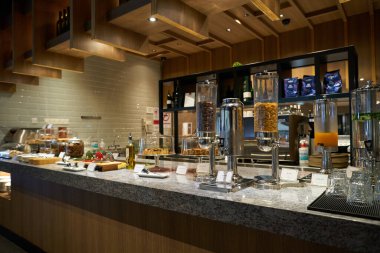 KUALA LUMPUR, MALAYSIA - CIRCA MARCH, 2023: KLIA2 havaalanındaki Plaza Premium Lounge 'da.