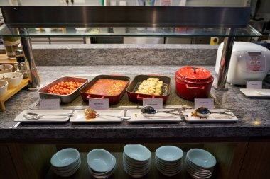 KUALA LUMPUR, MALAYSIA - CIRCA MARCH, 2023: KLIA2 havaalanındaki Plaza Premium Lounge 'da.