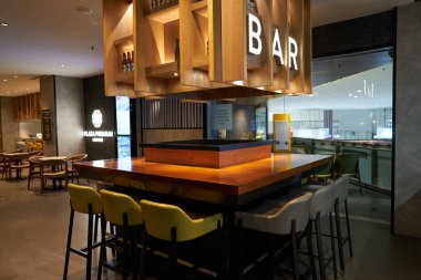 KUALA LUMPUR, MALAYSIA - CIRCA MARCH, 2023: KLIA2 havaalanındaki Plaza Premium Lounge 'daki koltuklar.