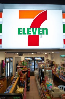 KUALA LUMPUR, MALAYSIA - CIRCA MARCH, 2023: 7-eleven tabelasının üzerinde.