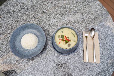 Tayland 'da masada servis edilen yeşil körili tavuk..