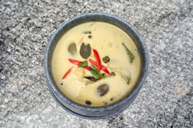 Tayland 'da servis edilen yeşil körili tavuğu yakından çek..