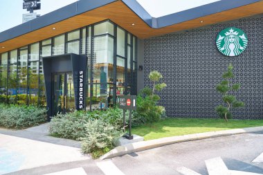KUALA LUMPUR, MALAYSIA - CIRCA MARCH, 2023: Kuala Lumpur 'daki Starbucks Kahvesine Giriş.