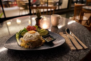 Tayland usulü kızarmış pirinç Tayland restoranında servis edilir..