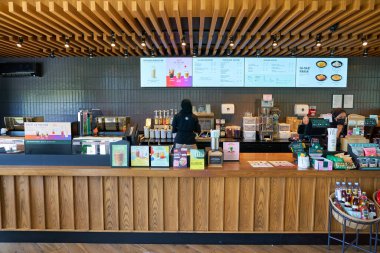 KUALA LUMPUR, MALAYSIA - CIRCA MARCH, 2023: Kuala Lumpur 'daki Starbucks Kahve satış alanı.