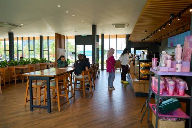 KUALA LUMPUR, MALAYSIA - CIRCA MARCH, 2023: Kuala Lumpur 'daki Starbucks Kahvesi' nin iç çekimi.