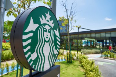 KUALA LUMPUR, MALAYSIA - CIRCA MARCH, 2023: Starbucks Siren tabelası Kuala Lumpur 'daki Starbucks Kahvesi' nde görüldü