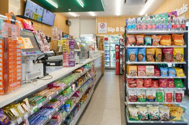 KUALA LUMPUR, MALAYSIA - CIRCA MARCH, 2023: 7-11 mağazasının içi.