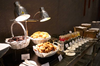 SELAYANG, MALAYSIA - CIRCA MARCH, 2023: Mercure Selangor Selayang 'daki restoranın iç çekimleri.