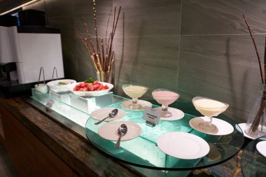 SELAYANG, MALAYSIA - CIRCA MARCH, 2023: Mercure Selangor Selayang 'daki restoranın iç çekimleri.