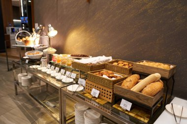 SELAYANG, MALAYSIA - CIRCA MARCH, 2023: Mercure Selangor Selayang 'daki restoranın iç çekimleri.