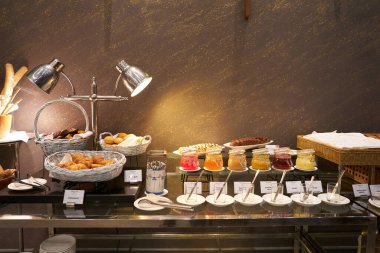 SELAYANG, MALAYSIA - CIRCA MARCH, 2023: Mercure Selangor Selayang 'daki restoranın iç çekimleri.