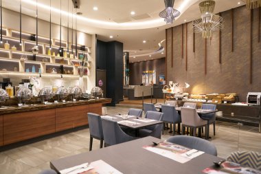 SELAYANG, MALAYSIA - CIRCA MARCH, 2023: Mercure Selangor Selayang 'daki restoranın iç çekimleri.