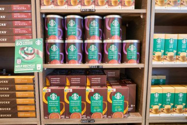 KUALA LUMPUR, MALAYSIA - CIRCA MARCH, 2023: Kuala Lumpur 'daki alışveriş merkezindeki Starbucks Kahve dükkanında sergilenen mallar