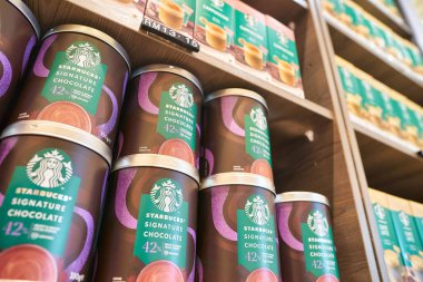 KUALA LUMPUR, MALAYSIA - CIRCA MARCH, 2023: Kuala Lumpur 'daki alışveriş merkezindeki Starbucks Kahve dükkanında sergilenen mallar