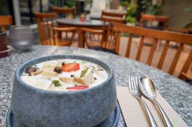 Hazır Tom Kha Kai, Tayland hindistan cevizi çorbası, Tayland 'daki restoranda servis ediliyor..