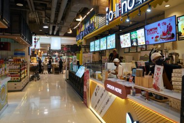 BANGKOK, THAILAND - CIRCA APRIL, 2023: Bangkok 'taki Terminal 21 alışveriş merkezindeki süpermarket gurme pazarında görüldüğü gibi kontrol gişeleri. 