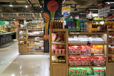 BANGKOK, THAILAND - CIRCA APRIL, 2023: Bangkok 'taki Terminal 21 alışveriş merkezindeki süpermarket Gurme Marketinde çeşitli yiyecekler sergileniyor. 