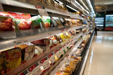 BANGKOK, THAILAND - CIRCA APRIL, 2023: Bangkok 'taki Terminal 21 alışveriş merkezindeki süpermarket Gurme Marketinde çeşitli yiyecekler sergileniyor. 