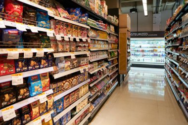 BANGKOK, THAILAND - CIRCA APRIL, 2023: Bangkok 'taki Terminal 21 alışveriş merkezindeki süpermarket Gurme Marketinde çeşitli yiyecekler sergileniyor. 