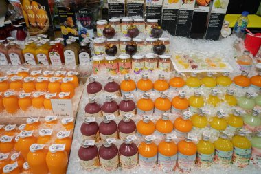 BANGKOK, THAILAND - CIRCA APRIL, 2023: Bangkok 'taki Terminal 21 alışveriş merkezinde süpermarket Gourmet Market' te sergilenen çeşitli meyve suları. 