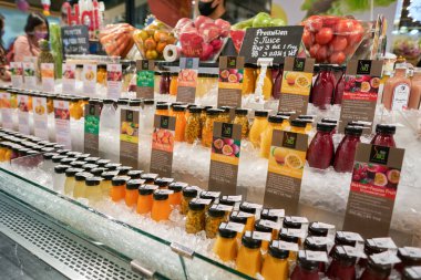 BANGKOK, THAILAND - CIRCA APRIL, 2023: Bangkok 'taki Terminal 21 alışveriş merkezinde süpermarket Gourmet Market' te sergilenen çeşitli meyve suları. 