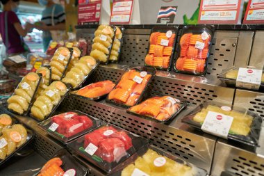 BANGKOK, THAILAND - CIRCA APRIL, 2023: Bangkok 'taki Terminal 21 alışveriş merkezindeki süpermarket Gourmet Market' te meyve kesimi. 