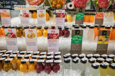 BANGKOK, THAILAND - CIRCA APRIL, 2023: Bangkok 'taki Terminal 21 alışveriş merkezinde süpermarket Gourmet Market' te sergilenen çeşitli meyve suları. 