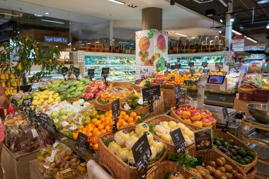 BANGKOK, THAILAND - CIRCA APRIL, 2023: Bangkok 'taki Terminal 21 alışveriş merkezindeki süpermarket gurme pazarında. 