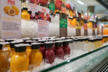 BANGKOK, THAILAND - CIRCA APRIL, 2023: Bangkok 'taki Terminal 21 alışveriş merkezindeki süpermarket Gourmet Market' te sergilenen çeşitli meyve sularının yakın çekimi. 