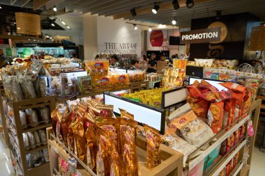 BANGKOK, THAILAND - CIRCA APRIL, 2023: Bangkok 'taki Terminal 21 alışveriş merkezindeki süpermarket Gurme Marketinde çeşitli yiyecekler sergileniyor. 
