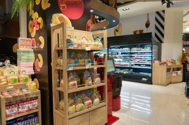 BANGKOK, THAILAND - CIRCA APRIL, 2023: Bangkok 'taki Terminal 21 alışveriş merkezindeki süpermarket Gurme Marketinde çeşitli yiyecekler sergileniyor. 