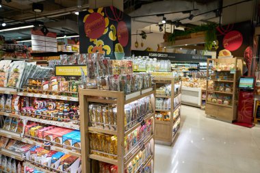 BANGKOK, THAILAND - CIRCA APRIL, 2023: Bangkok 'taki Terminal 21 alışveriş merkezindeki süpermarket Gurme Marketinde çeşitli yiyecekler sergileniyor. 