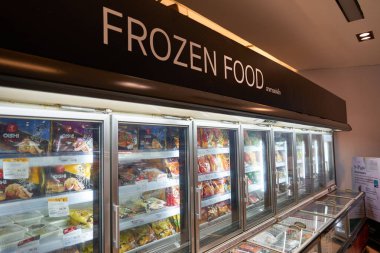 BANGKOK, THAILAND - CIRCA APRIL, 2023: Bangkok 'taki Terminal 21 alışveriş merkezindeki süpermarket Gourmet Market' te donmuş gıda. 