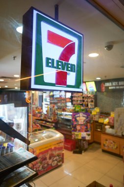 KUALA LUMPUR, MALAYSIA - CIRCA MARCH, 2023: 7-Eleven bakkal Kuala Lumpur. 7-Eleven, Inc. çok uluslu bir perakende mağaza zinciri..