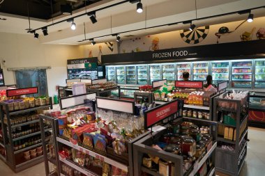 BANGKOK, THAILAND - CIRCA APRIL, 2023: Bangkok 'taki Terminal 21 alışveriş merkezindeki süpermarket Gurme Marketinde çeşitli yiyecekler sergileniyor. 