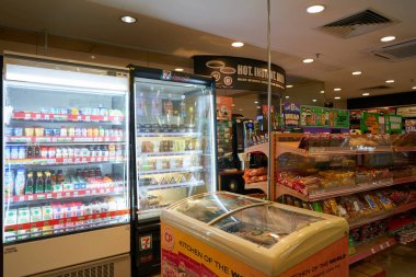 KUALA LUMPUR, MALAYSIA - CIRCA MARCH, 2023: Kuala Lumpur 'daki 7-Eleven bakkalında. 7-Eleven, Inc. çok uluslu bir perakende mağaza zinciri..