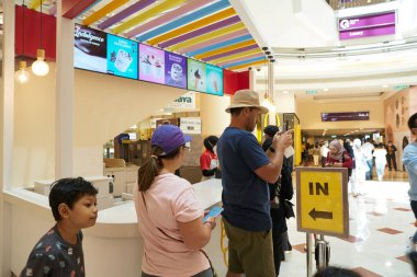 KUALA LUMPUR, MALAYSIA - CIRCA MARCH, 2023: McDonald 's dondurma büfesi Kuala Lumpur' daki Suria KLCC alışveriş merkezinde.
