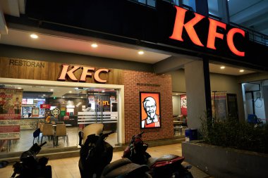 KUALA LUMPUR, MALAYSIA - CIRCA MARCH, 2023: Malezya 'daki KFC fast food restoranına giriş. 