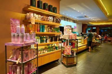 KUALA LUMPUR, MALAYSIA - CIRCA MARCH, 2023: Kuala Lumpur 'daki Starbucks Kahvesi' nin iç çekimi.