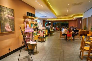 KUALA LUMPUR, MALAYSIA - CIRCA MARCH, 2023: Kuala Lumpur 'daki Starbucks Kahvesi' nin iç çekimi.